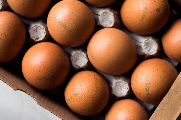 Ne vous fiez pas à la boîte : voici comment vraiment repérer les œufs de poules en cage