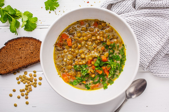Soupe de lentilles et de pomme de terre Adobe Stock
 