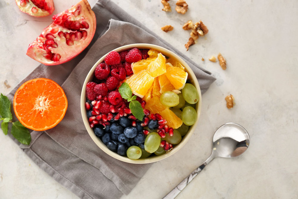 Fraîche et légère, la salade de fruits est parfaite pour finir un pique-nique au soleil.Adobestock
