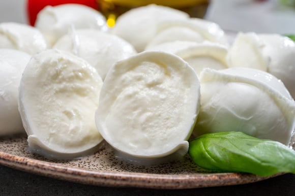 Mozzarella périmée : peut-on la manger sans risque pour la santé ?