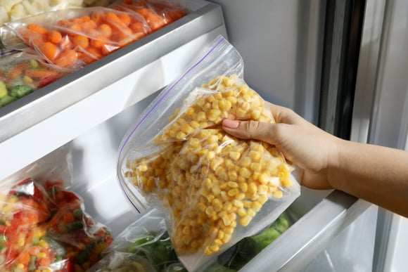Produit oublié dans le congélateur : peut-on encore le manger sans risque ?