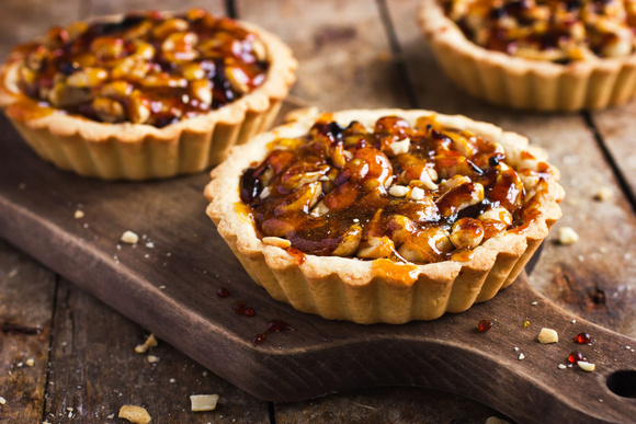 Tartelettes noix et caramel. Adobestock