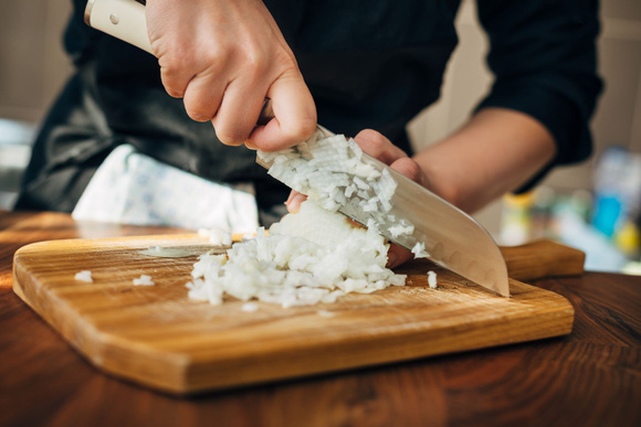 Ce chef dévoile la bonne technique à adopter pour découper un oignon parfaitement et sans pleurer !
