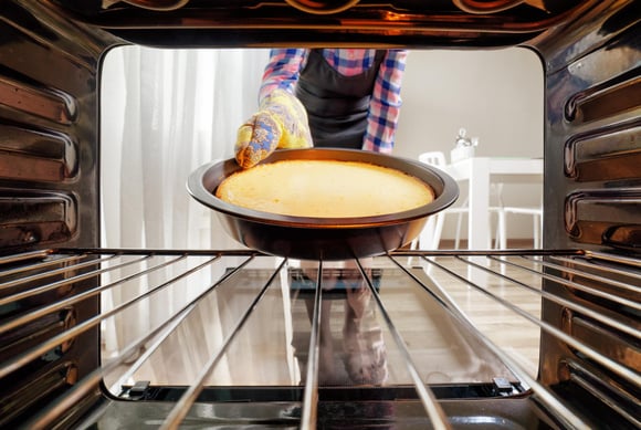 Comment éviter que son gâteau retombe à la sortie du four ? L’astuce de Cyril Lignac