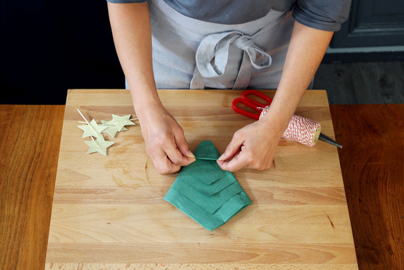 Comment faire un pliage de serviettes en forme de sapin de Noël ?