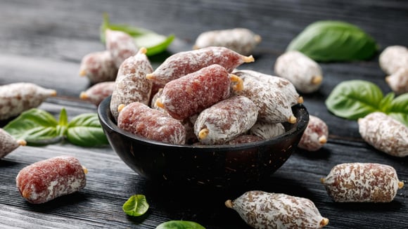 Attention à l'apéro : Carrefour et Cora rappellent en urgence des mini saucissons contaminés