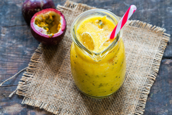 Parfait pour se rafraîchir : testez ce délicieux smoothie ananas, orange, passion signé Julie Andrieu !
