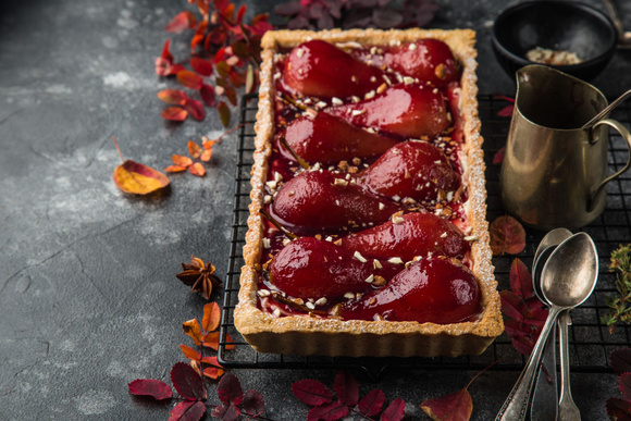 Tarte aux poires pochées et crème de noisettes. Adobestock