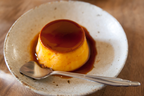 Crème au caramel : les astuces de notre chef pour réussir ce dessert régressif et gourmand