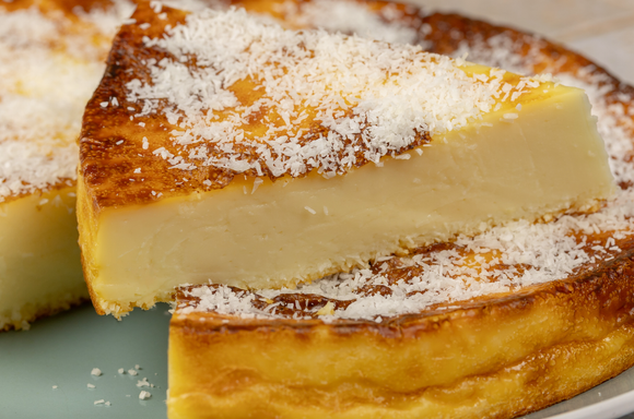 Avec une avalanche de coco râpée, voici comme faire un flan à la brésilienne ! Une recette qui change de la version classique