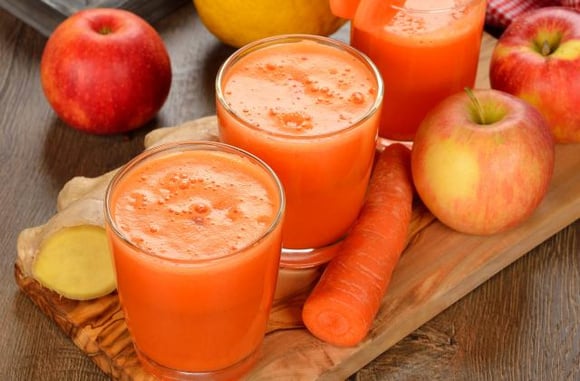 Jus pommes, carottes et gingembre / Stock-Adobe