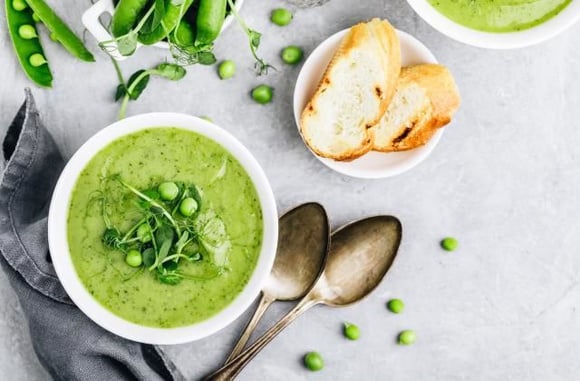 Velouté de courgettes aux petits pois. Adobestock