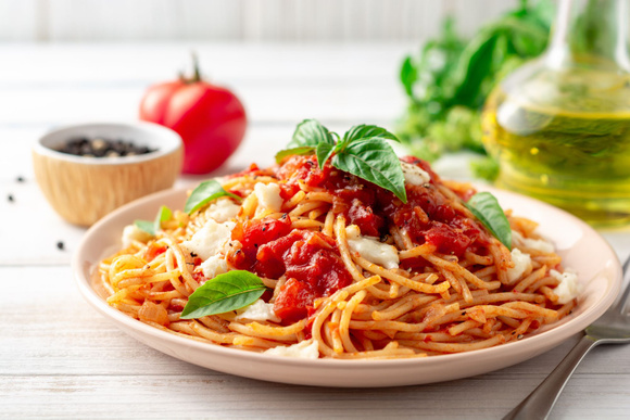 La sauce, c'est dans l'assiette ou pas ? Adobestock