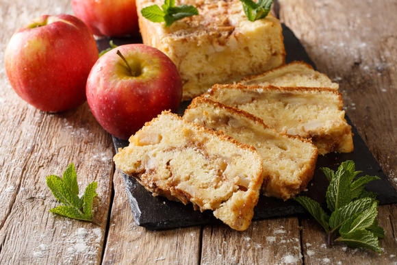 Cake aux pommes. Adobestock