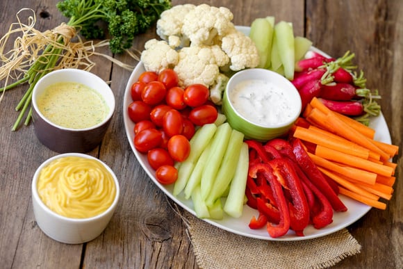 Ne trempez pas votre bâtonnet dans la sauce après l'avoir croqué. Adobestock