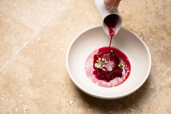 Avec sa couleur rouge pétante, connaissez-vous le bortsch, une soupe à la betterave à goûter au moins une fois dans sa vie ?