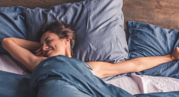 Sommeil gâché : ces 3 aliments à bannir absolument après 19 heures pour enfin passer une nuit paisible