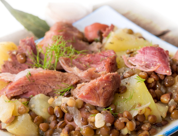 Jarret de porc aux lentilles : comment réussir ce plat complet parfait pour le week-end ?