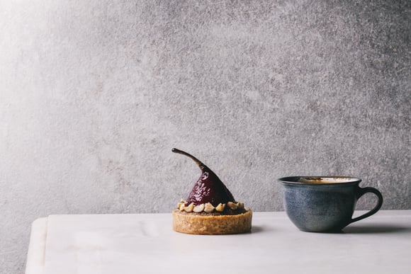 Tartelette aux poires pochées, spéculoos et noisettes. Adobestock