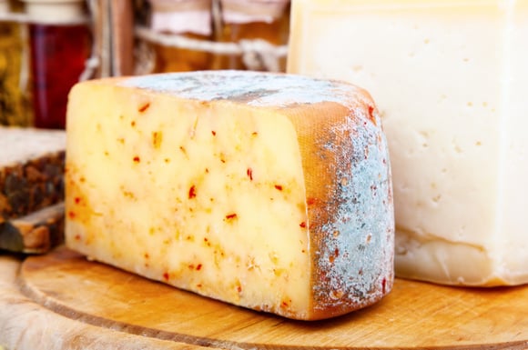 Peut-on manger un fromage qui a commencé à moisir ?