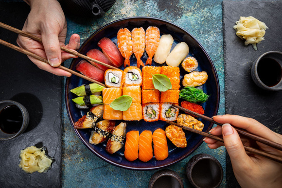"Il va falloir les éviter": un diététicien dévoile les sushis qu’il vaut mieux ne pas commander au restaurant