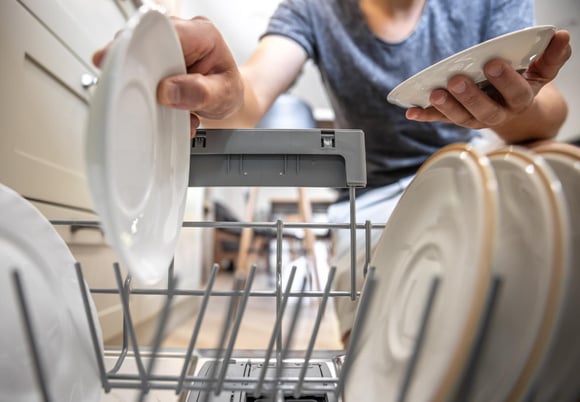 Connaissez-vous ces 3 astuces pour que votre lave-vaisselle soit plus performant et vous rende une vaisselle impeccable ?
