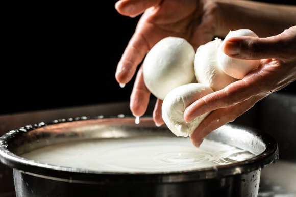 Ne jetez plus l'eau de votre mozzarella : découvrez comment la transformer en un ingrédient magique !