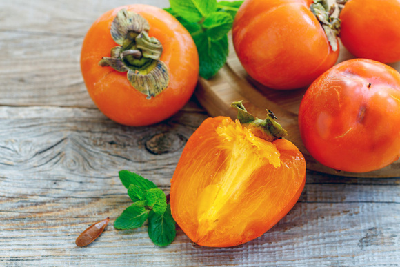Le kaki est riche en vitamine C, B9 et provitamine A. Adobestock