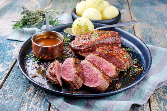 "Bien grillé, juste croustillant, rosé à l’intérieur" : ce chef dévoile ses astuces pour cuisiner un magret de canard pour les fêtes !
