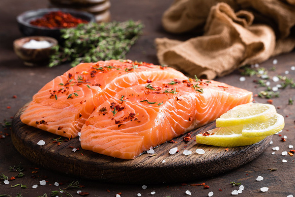 Le saumon bio contient plus de métaux lourds que le saumon d'élevage.