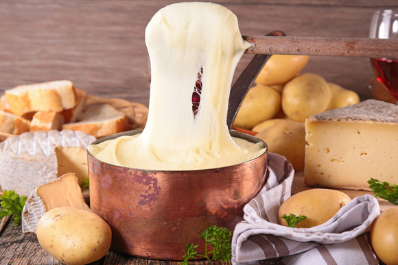 La coupe du monde du plus long fil d’aligot : l'événement gourmand et insolite à ne pas manquer à Paris !