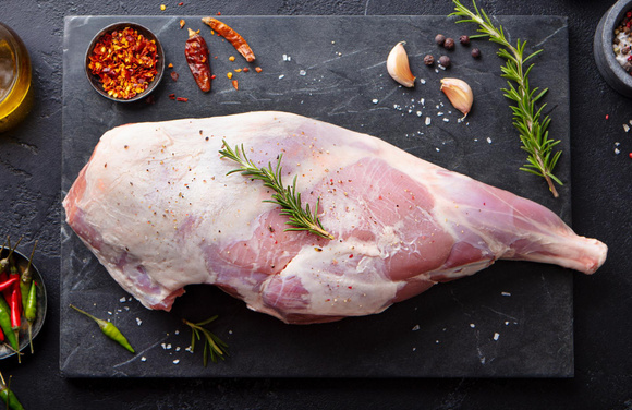 Gigot d'agneau : temps de cuisson, température, viande fondante... Notre guide complet pour Pâques 2026