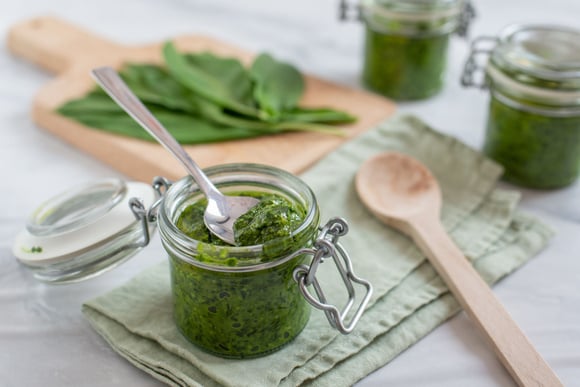 Oubliez le basilic, misez sur cette recette de pesto d’hiver à base d'épinards !