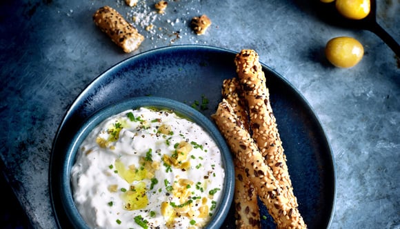 Faisselle aux olives vertes. Crédits : Nicolas Edwige. Stylisme : Mélanie Martin