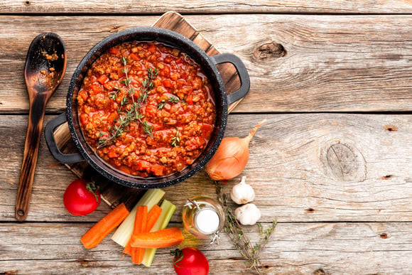 Pour ces deux cuisinières italiennes, voici le temps qu’il faut absolument respecter pour une vraie sauce bolognaise !