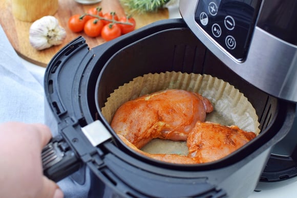 Air fryer : faut-il vraiment utiliser du papier cuisson ?