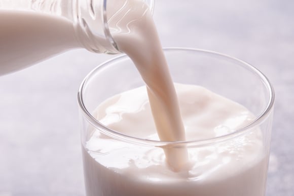 Le lait ne se conserve pas dans la porte du frigo. Adobestock