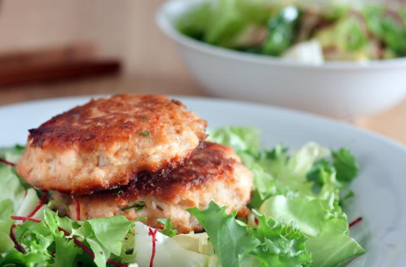 Croquettes de pommes de terre et de saumon. Adobestock
