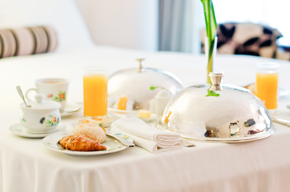 Eau allégée, glace fondue… Les demandes de room service les plus insolites révélées par une étude !