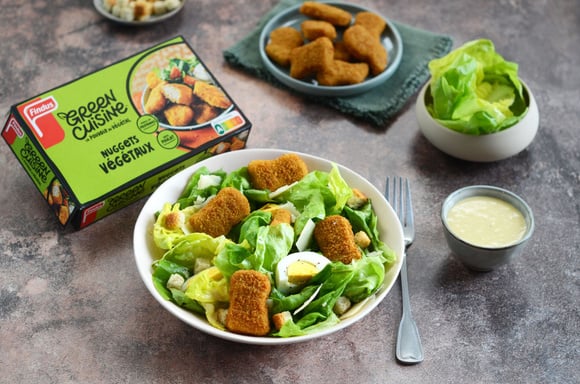 Vous allez adorer cette recette de salade césar aux nuggets végétaux