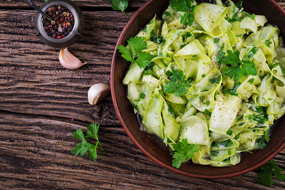 Tous en cuisine : voici une recette rafraîchissante de salade de courgettes de Cyril Lignac