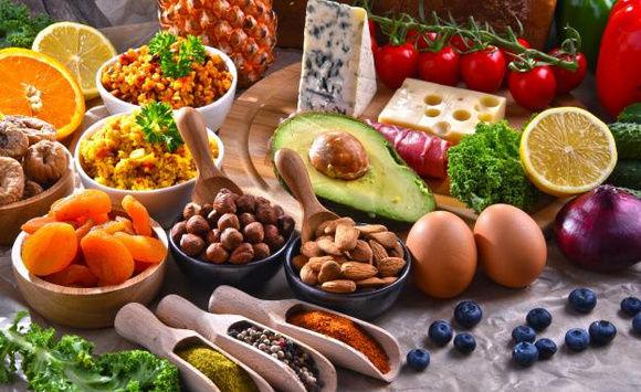 Santé Publique France recommande de consommer davantage de fruits et légumes et de produits laitiers. AdobeStock
