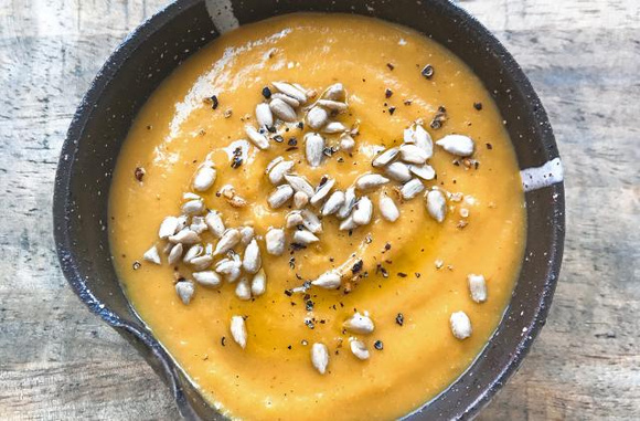 Velouté de carottes aux lentilles corail et graines de tournesol. Pascale Weeks