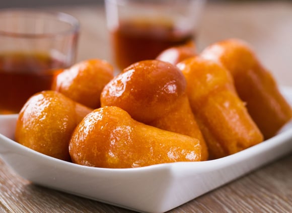 Même sans moule, le pâtissier Jeffrey Cagnes dévoile sa recette pour faire ses propres babas au rhum comme en Italie