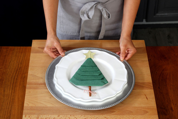 Comment faire un pliage de serviettes en forme de sapin de Noël ?