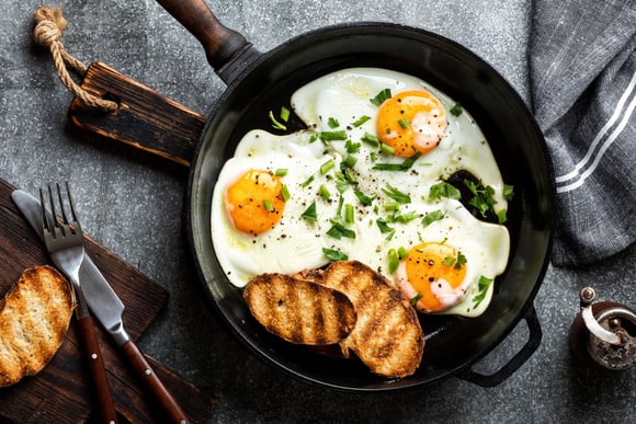 Réussir la cuisson des oeufs au plat. Adobestock