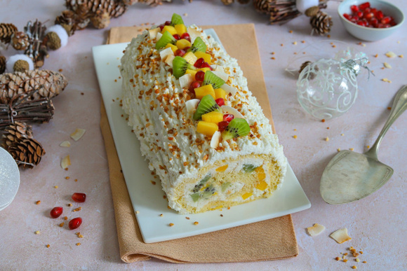Bûche de Noël : cette version au yaourt et aux fruits est parfaite pour finir le repas en légèreté