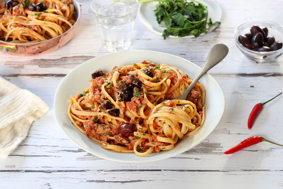 Linguine au thon, olives et câpres. Silvia Santucci