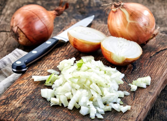 “Ça, c'est très important” : ce gagnant de Top Chef partage ses astuces pour enfin émincer un oignon correctement