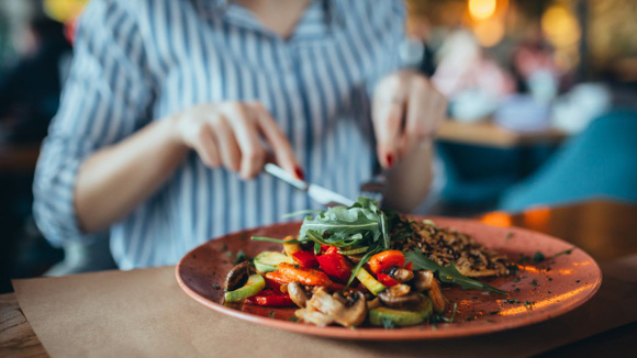 L’idée géniale (et anti-gaspi) de ce restaurateur : des plats de la veille à emporter pour 5 euros, les clients adorent